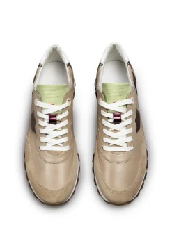 SNEAKER